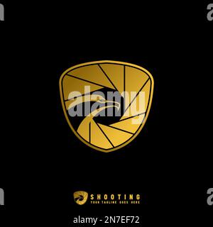 Adlerkopf im Wachposten Abschirmung und Aufnahme Bild Grafik Symbol Logo Design abstraktes Konzept Vektorsymbol, das mit einem Foto oder Tier assoziiert ist. Stock Vektor