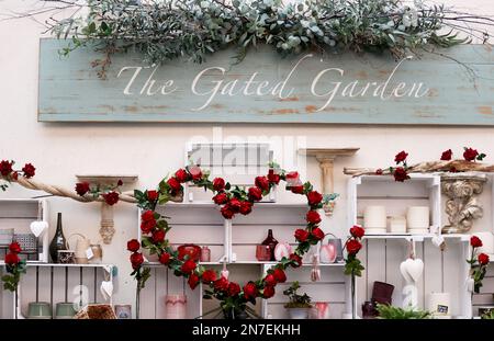 London, Großbritannien. 9. Februar 2023. Dieses Foto wurde am 9. Februar 2023 aufgenommen und zeigt einen Blick auf ein Blumengeschäft im Borough Market in London, Großbritannien. Kredit: Li Ying/Xinhua/Alamy Live News Stockfoto