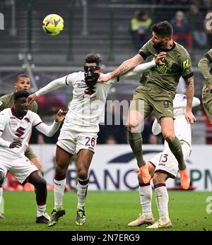 Mailand, Italien. 10. Februar 2023. Der Olivier Giroud (TOP R) des AC Mailand erzielt sein Tor während eines Fußballspiels der Serie A zwischen dem AC Mailand und Torino am 10. Februar 2023 in Mailand, Italien. Kredit: Alberto Lingria/Xinhua/Alamy Live News Stockfoto