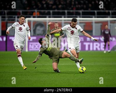 Mailand, Italien. 10. Februar 2023. Brahim Diaz (C) von AC Mailand spielt mit Torinos Alessandro Buongiorno (R) während eines Fußballspiels der Serie A zwischen dem AC Mailand und Torino in Mailand, Italien, am 10. Februar 2023. Kredit: Alberto Lingria/Xinhua/Alamy Live News Stockfoto