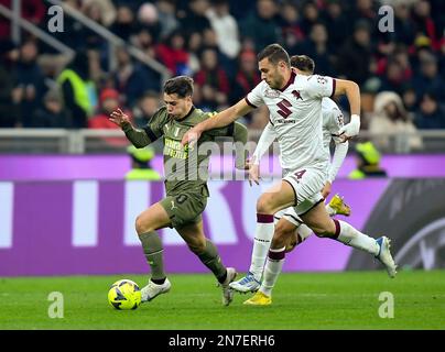 Mailand, Italien. 10. Februar 2023. Brahim Diaz (L) von AC Mailand spielt mit Torinos Alessandro Buongiorno während eines Fußballspiels der Serie A zwischen dem AC Mailand und Torino in Mailand, Italien, am 10. Februar 2023. Kredit: Alberto Lingria/Xinhua/Alamy Live News Stockfoto