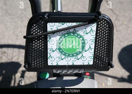 Juli 24 2020, Toronto, Ontario, Kanada. Fahrradverleih Toronto vor dem Kensington Market. Luke Durda/alamy. Stockfoto