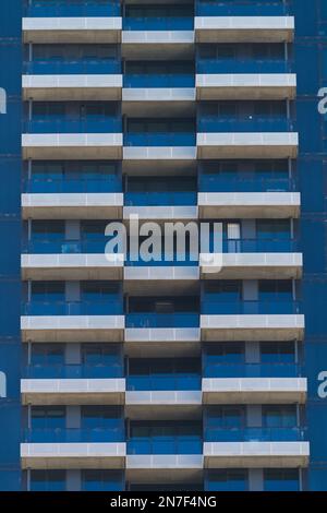 Apartmentgebäude mit Blick auf Balkone, Glasfenster und Gebäudedetails in Melbourne, Australien. Stockfoto
