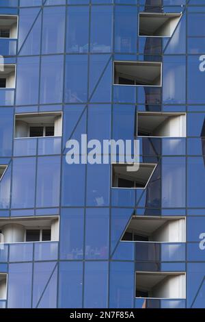Apartmentblock mit Blick von außen und Glasfenstern in Melbourne, Australien. Stockfoto