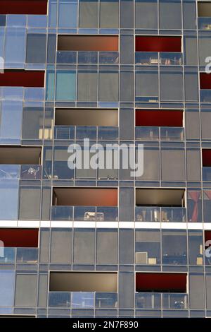 Apartmentblock mit Blick von außen und Glasfenstern und kleinen Balkonen in Melbourne, Australien. Stockfoto