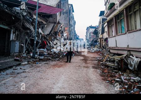 Hatay, Truthahn. 01. Januar 2020. Ein Mann geht durch eine Straße mit abgerissenen Gebäuden nach dem Erdbeben. Die Türkei erlebte das größte Erdbeben dieses Jahrhunderts im Grenzgebiet zu Syrien. Das Erdbeben wurde mit einer Stärke von 7,7 gemessen. Das Erdbeben von 5. Die Verluste nehmen von Tag zu Tag zu. Kredit: SOPA Images Limited/Alamy Live News Stockfoto