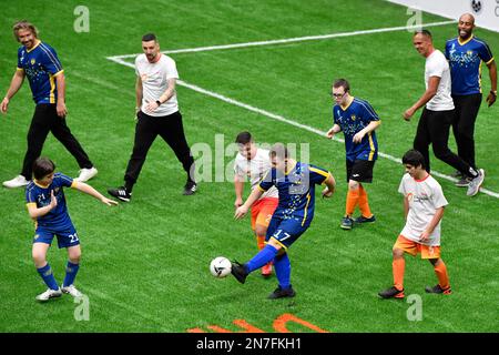 Moskau, Russland. 10. Februar 2023. Fußballlegenden und Kinder mit Down-Syndrom nehmen am Legends-Cup-Fußballturnier am 10. Februar 2023 in Moskau, Russland, Teil. Kredit: Alexander Zemlianichenko Jr/Xinhua/Alamy Live News Stockfoto