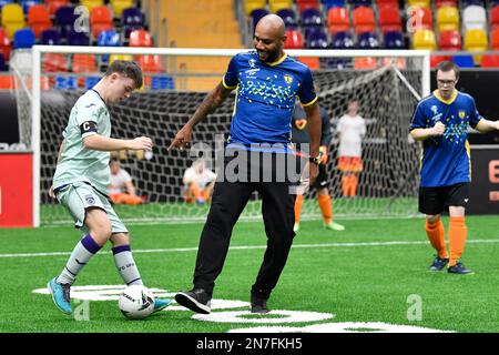 Moskau, Russland. 10. Februar 2023. Fußballlegende Maicon (C) und Kinder mit Down-Syndrom nehmen am Legends Cup-Fußballturnier am 10. Februar 2023 in Moskau, Russland, Teil. Kredit: Alexander Zemlianichenko Jr/Xinhua/Alamy Live News Stockfoto