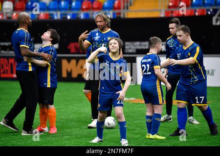 Moskau, Russland. 10. Februar 2023. Fußballlegenden und Kinder mit Down-Syndrom nehmen am Legends-Cup-Fußballturnier am 10. Februar 2023 in Moskau, Russland, Teil. Kredit: Alexander Zemlianichenko Jr/Xinhua/Alamy Live News Stockfoto