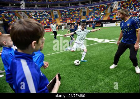 Moskau, Russland. 10. Februar 2023. Fußballlegenden und Kinder mit Down-Syndrom nehmen am Legends-Cup-Fußballturnier am 10. Februar 2023 in Moskau, Russland, Teil. Kredit: Alexander Zemlianichenko Jr/Xinhua/Alamy Live News Stockfoto