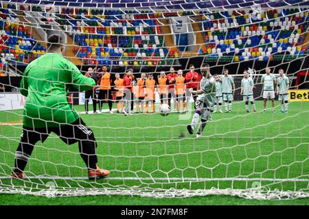 Moskau, Russland. 10. Februar 2023. Fußballlegenden und Kinder mit Down-Syndrom nehmen am Legends-Cup-Fußballturnier am 10. Februar 2023 in Moskau, Russland, Teil. Kredit: Alexander Zemlianichenko Jr/Xinhua/Alamy Live News Stockfoto