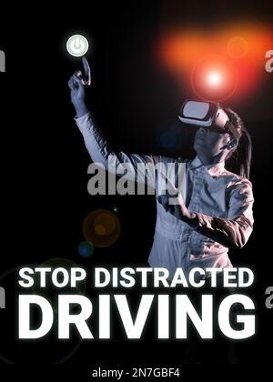 Inspiration mit dem Schild „Ablenkungsmanöver anhalten“. Ein Wort dafür, dass man hinter dem Lenkrad vorsichtig sein sollte. Langsam Stockfoto
