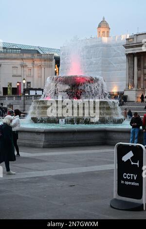 London, Großbritannien. 10. Februar 2023 Trafalgar Square Fountain in Trafalgar Square, London, Vereinigtes Königreich. Kredit: Siehe Li/Picture Capital/Alamy Live News Stockfoto