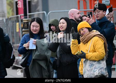 London, Großbritannien. 10. Februar 2023 Die Leute sehen Busker auf dem Trafalgar Square, London, Großbritannien. Kredit: Siehe Li/Picture Capital/Alamy Live News Stockfoto