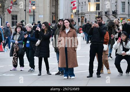 London, Großbritannien. 10. Februar 2023 Die Leute sehen Busker auf dem Trafalgar Square, London, Großbritannien. Kredit: Siehe Li/Picture Capital/Alamy Live News Stockfoto