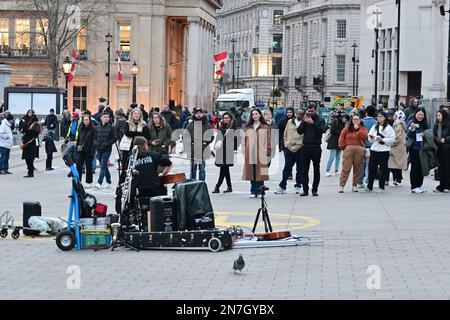 London, Großbritannien. 10. Februar 2023 Die Leute sehen Busker auf dem Trafalgar Square, London, Großbritannien. Kredit: Siehe Li/Picture Capital/Alamy Live News Stockfoto