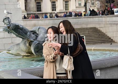 London, Großbritannien. 10. Februar 2023 Touristenattraktion am Trafalgar Square, London, Großbritannien. Kredit: Siehe Li/Picture Capital/Alamy Live News Stockfoto