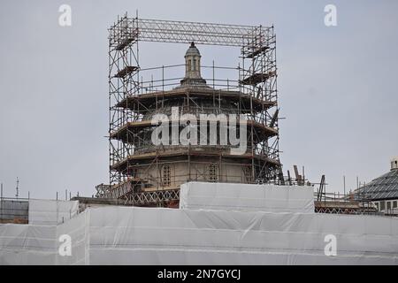 London, Großbritannien. 10. Februar 2023 Die Restaurierung der Nation's Gallery sieht aus wie eine chinesische Pagode auf dem Trafalgar Square, London, Großbritannien. Kredit: Siehe Li/Picture Capital/Alamy Live News Stockfoto