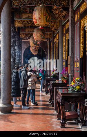 Besucher beten am Baoan-Tempel in Taipei, Taiwan. Stockfoto