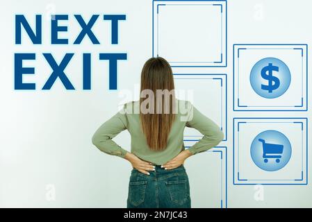 Schild mit der Aufschrift Nächste Ausfahrt. Internetkonzept der folgende Ausweg oder Vorgang des Verlassens an einem Ort oder einer Autobahn Stockfoto