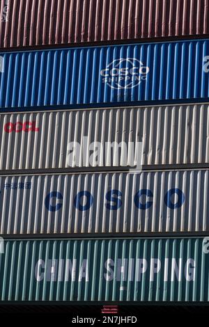 Los Angeles, Usa. 09. Februar 2023. Versandcontainer werden am Long Beach Container Terminal (LBCT) gestapelt. Die Investition in Höhe von $2,5 Mrd. LBCT, die es einem der weltweit führenden Betreiber von Hafenterminals ermöglicht hat, die Emissionen erheblich zu senken und einen „Netto-Nullpunkt“ in greifbarer Nähe zu haben. Auf dieser Tour erfahren Sie außerdem zum ersten Mal mehr über ein Projekt im Wert von $30 Millionen US-Dollar bei LBCT zur Einführung emissionsfreier Frachtumschlagsgeräte und einen exklusiven Einblick in die Pläne von LBCT zur vollständigen Dekarbonisierung des Betriebs bis 2030. Kredit: SOPA Images Limited/Alamy Live News Stockfoto