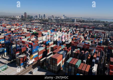 Gestapelte Versandcontainer warten auf den Transport durch automatisierte Stackkräne (ASC) auf dem Hof des Long Beach Container Terminal (LBCT) im Hafen von Long Beach. Die Investition in Höhe von $2,5 Mrd. LBCT, die es einem der weltweit führenden Betreiber von Hafenterminals ermöglicht hat, die Emissionen erheblich zu senken und einen „Netto-Nullpunkt“ in greifbarer Nähe zu haben. Auf dieser Tour erfahren Sie außerdem zum ersten Mal mehr über ein Projekt im Wert von $30 Millionen US-Dollar bei LBCT zur Einführung emissionsfreier Frachtumschlagsgeräte und einen exklusiven Einblick in die Pläne von LBCT zur vollständigen Dekarbonisierung des Betriebs bis 2030. Stockfoto