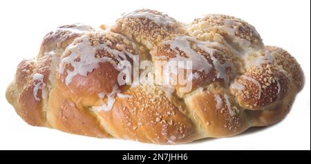 Frisch gebackene Challah auf weißem Hintergrund. Normalerweise geflochten und in der Regel zu zeremoniellen Anlässen wie Schabbat und großen jüdischen Feiertagen gegessen Stockfoto