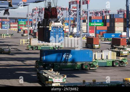 Computergesteuerte Frachtkräne heben Container am Long Beach Container Terminal (LBCT) im Hafen von Long Beach schnell von Schiffen auf emissionsfreie automatisierte Führungsfahrzeuge. Die Investition in Höhe von $2,5 Mrd. LBCT, die es einem der weltweit führenden Betreiber von Hafenterminals ermöglicht hat, die Emissionen erheblich zu senken und einen „Netto-Nullpunkt“ in greifbarer Nähe zu haben. Auf dieser Tour erfahren Sie außerdem zum ersten Mal mehr über ein Projekt im Wert von $30 Millionen US-Dollar bei LBCT zur Einführung emissionsfreier Frachtumschlagsgeräte und einen exklusiven Einblick in die Pläne von LBCT zur vollständigen Dekarbonisierung des Betriebs bis 2030. (Foto: Ringo Chiu/SOPA im Stockfoto