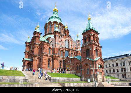 HELSINKI, FINNLAND - 11. JUNI 2017: Blick auf die Kathedrale der Himmelfahrt der Heiligen Jungfrau an einem sonnigen Juni-Tag Stockfoto