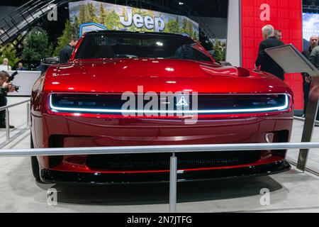 Chicago, IL, USA - 9. Februar 2023: Dodge Charger Daytona SRT Konzeptfahrzeug mit R-Flügel. Stockfoto