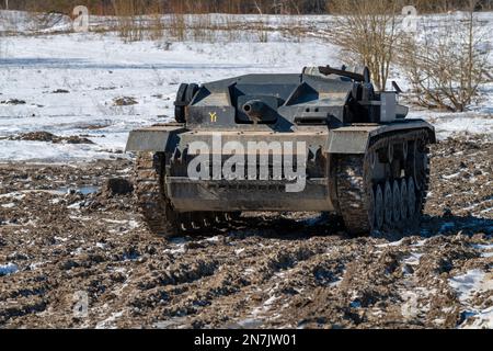 KRASNOE SELO, RUSSLAND - 27. MÄRZ 2022: Selbstfahrgewehr Sturmgeschütz III (StuG III) auf dem Trainingsgelände des militärisch-historischen Parks Stockfoto