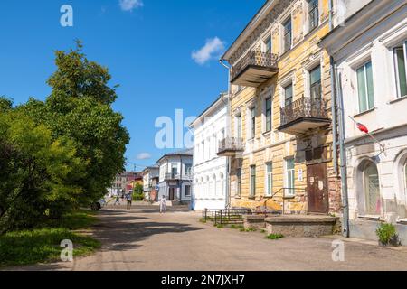 USTYUZHNA, RUSSLAND - 04. AUGUST 2022: Sonniger Sommertag auf der Straße der Provinz Ustyuzhna. Region Wologda Stockfoto