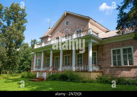 DANILOVSKOE, RUSSLAND - 04. AUGUST 2022: An einem sonnigen Sommertag im antiken Gebäude des noblen Anwesens der Batyushkovs Stockfoto