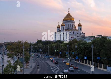 MOSKAU, RUSSLAND - 17. AUGUST 2022: Kathedrale von Christus, dem Erlöser in der Abenddämmerung im August Stockfoto