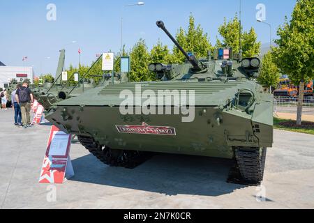 MOSKAU-REGION, RUSSLAND - 18. AUGUST 2022: Infanterie-Kampffahrzeug mit Kampfmodul "Berezhok" auf dem internationalen militärisch-technischen Forum Stockfoto