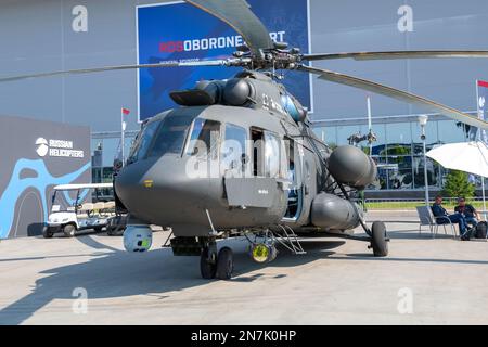 MOSKAU REGION, RUSSLAND - 18. AUGUST 2022: Mi-17V-5 Militärtransport Hubschrauber Nahaufnahme. Ausstellung des internationalen militärisch-technischen Forums Stockfoto