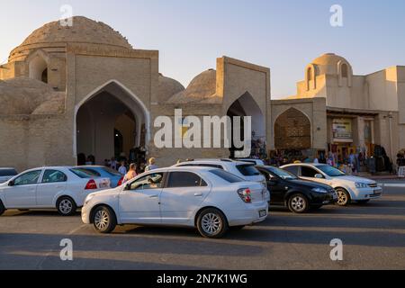 BUKHARA, USBEKISTAN - 08. SEPTEMBER 2022: Abend am Eingang zum alten Stadtmarkt von Toqi Telpakfurushon Stockfoto