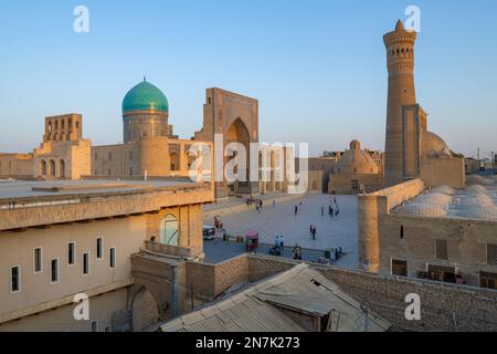 BUKHARA, USBEKISTAN - 08. SEPTEMBER 2022: Stadtplatz von Poyi Kalon an einem Abend im September Stockfoto