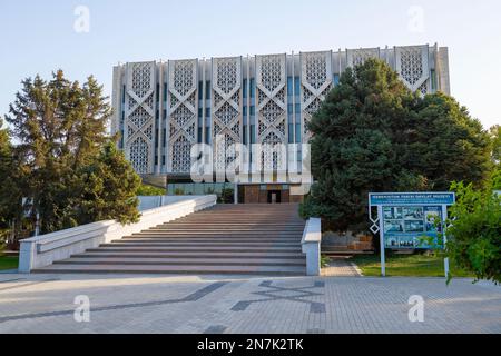 TASCHKENT, USBEKISTAN - 15. SEPTEMBER 2022: Das Gebäude des Staatlichen Museums für die Geschichte Usbekistans an einem Septembernachmittag Stockfoto