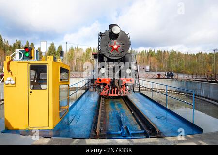 RUSKEALA, RUSSLAND - 09. OKTOBER 2022: Drehteller mit Dampflokomotive der L-3958 an einem Oktobernachmittag. Ruskeala Mountain Park Station, Karelia Stockfoto