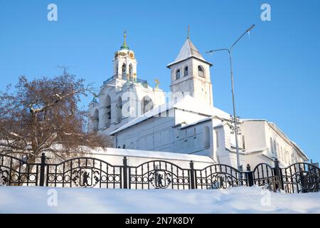 In der Nähe des antiken Spaso-Preobrazhensky-Klosters an einem sonnigen Januar-Tag. Jaroslawl, Goldener Ring von Russland Stockfoto