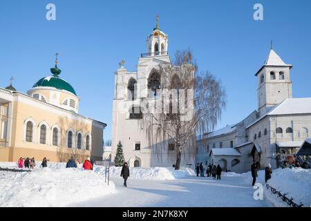 JAROSLAWL, RUSSLAND - 05. JANUAR 2023: Blick auf den antiken Glockenturm des Klosters Spaso-Preobrazhensky an einem sonnigen Januar-Tag. Jaroslawl, Goldenes R. Stockfoto