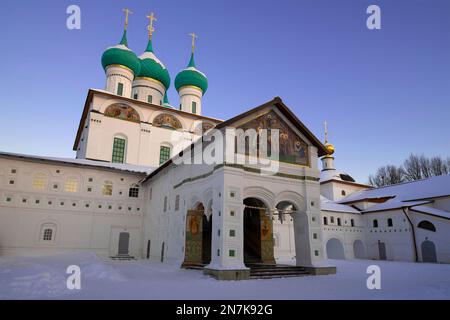 Antike Kathedrale des Eintritts in den Tempel der Heiligen Jungfrau Maria (1688) des Vvedensky Tolgsky Klosters an einem Januarabend. Jaroslawl, G. Stockfoto