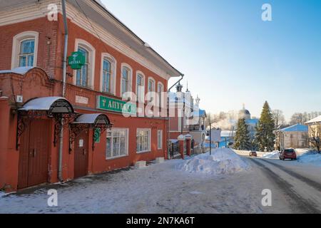 MYSHKIN, RUSSLAND - 07. JANUAR 2023: Januar auf der Straße einer Provinzstadt Stockfoto