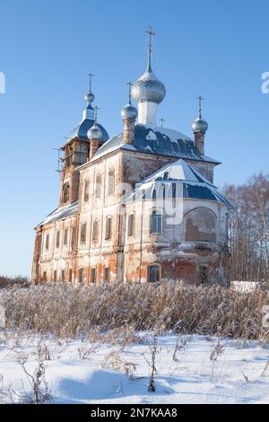 Die antike Kirche der lebensspendenden Dreifaltigkeit an einem frostigen Januartag. Das Dorf Arkhangelskoe. Jaroslawl-Region, Russland Stockfoto