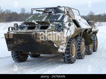 KRASNOE SELO, RUSSLAND – 05. FEBRUAR 2023: Führungs- und Stabfahrzeug „Kushetka-B“ basierend auf der Nahaufnahme des BTR-80 an einem Nachmittag im Februar Stockfoto