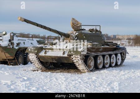 KRASNOE SELO, RUSSLAND - 05. FEBRUAR 2023: Sowjetischer Panzer T-55 im militärisch-historischen Park "Steel Landing" an einem Februar Nachmittag Stockfoto