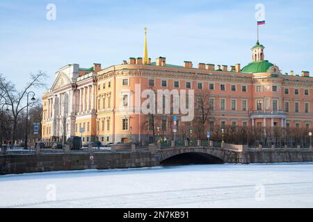 SANKT PETERSBURG, RUSSLAND - 09. FEBRUAR 2023: Sonniger Februar Tag im Schloss Michailovsky (Ingenieurwesen) Stockfoto