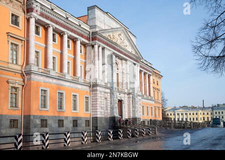 SANKT PETERSBURG, RUSSLAND - 09. FEBRUAR 2023: An der Fassade des Schlosses Michailovsky (Ingenieurwesen) an einem sonnigen Februar-Tag Stockfoto