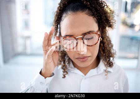 Müde, Brille und Kopfschmerzen mit schwarzer Frau und Augenbelastung wegen Müdigkeit, Erschöpfung und Sehbehinderung. Medizin, Gesundheit und Schmerz mit Mädchen und Stockfoto